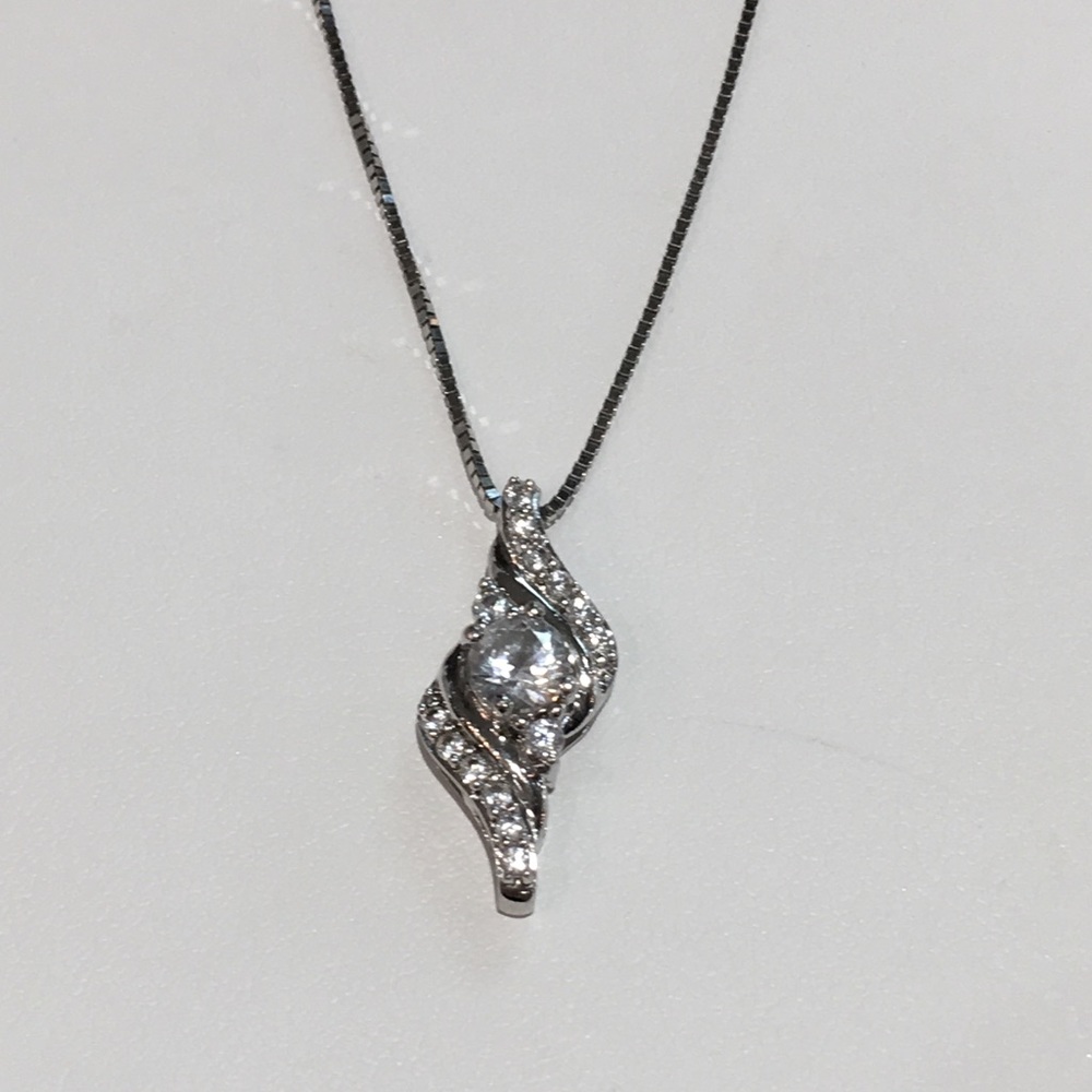 ✨Helzberg Diamonds White Sapphire Necklace✨